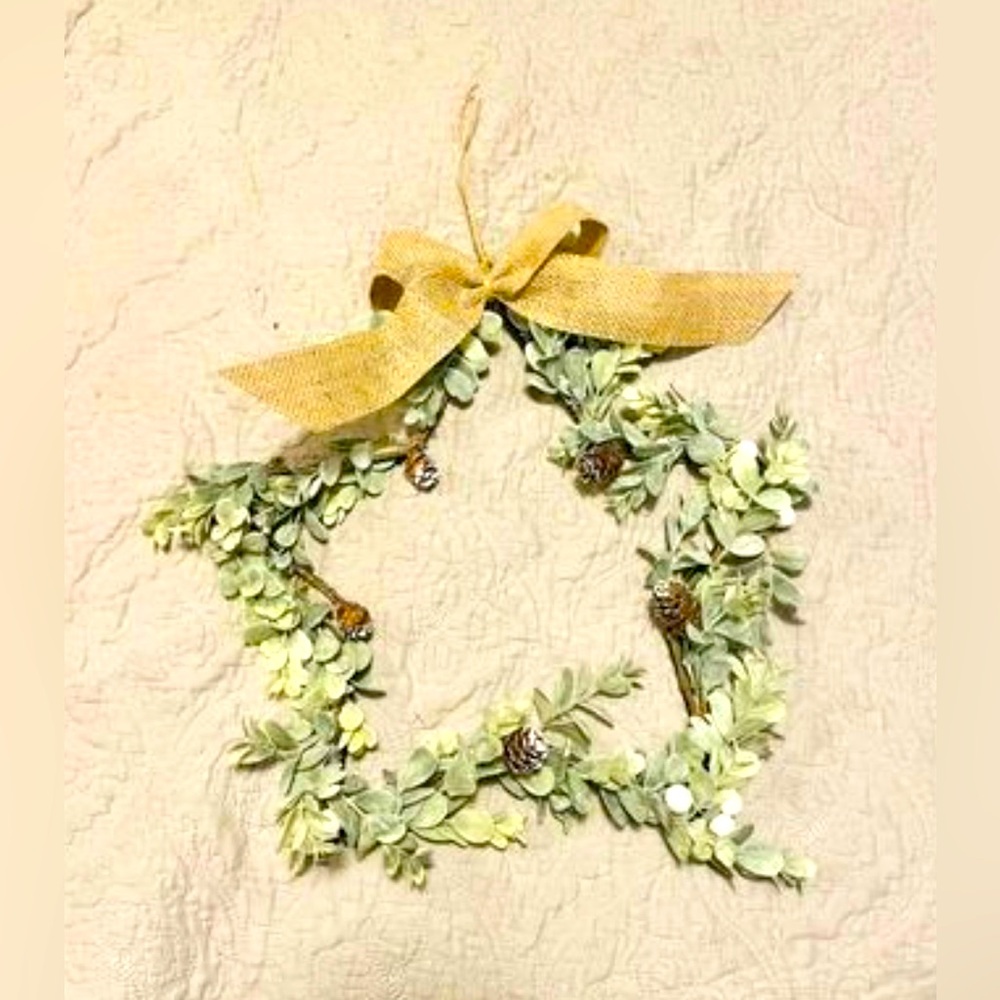 *Holiday Ombré Boxwood Star Wreath